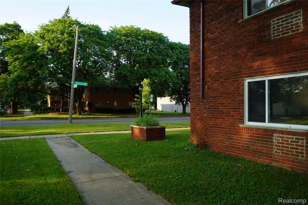 18741 Schoolcraft Detroit City MI 48223