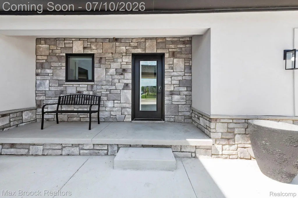10464 Stoney Point Drive Green Oak Township MI 48178