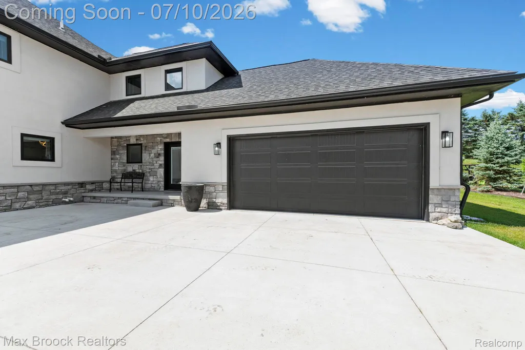 10464 Stoney Point Drive Green Oak Township MI 48178