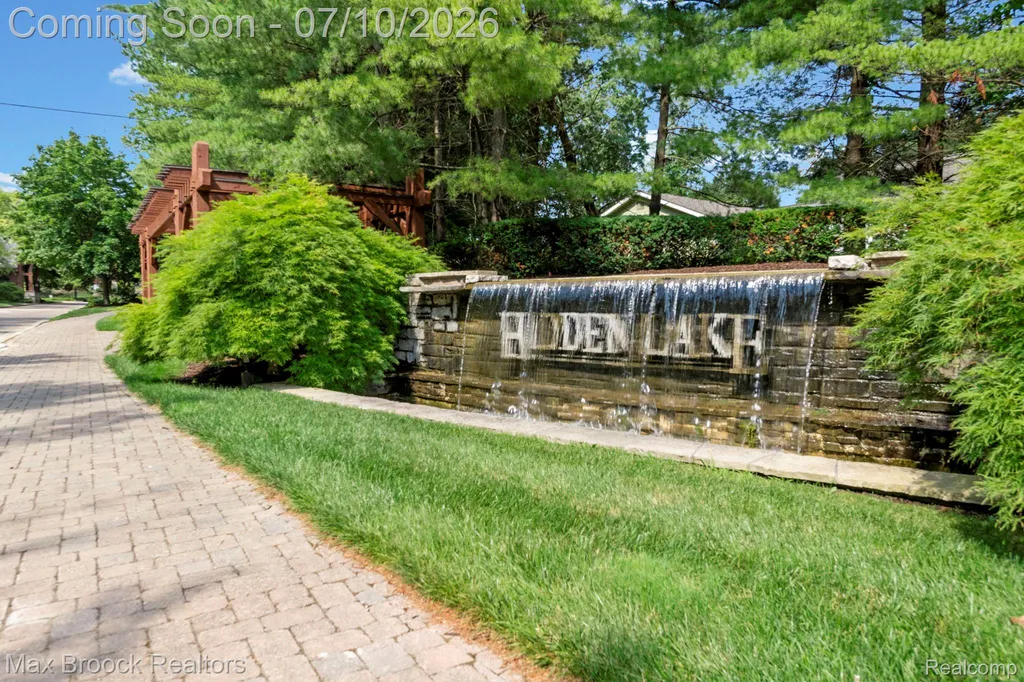 10464 Stoney Point Drive Green Oak Township MI 48178