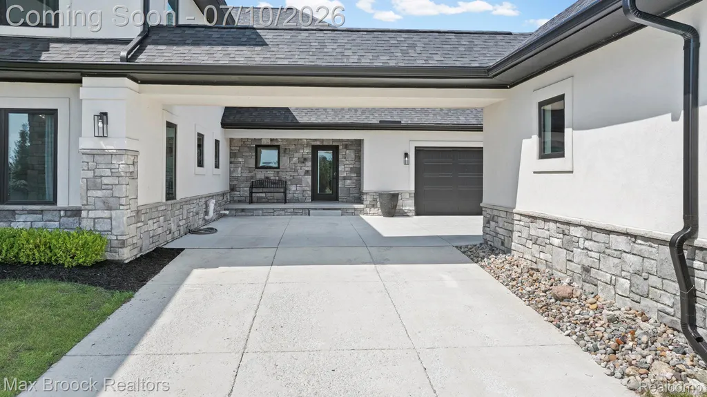 10464 Stoney Point Drive Green Oak Township MI 48178