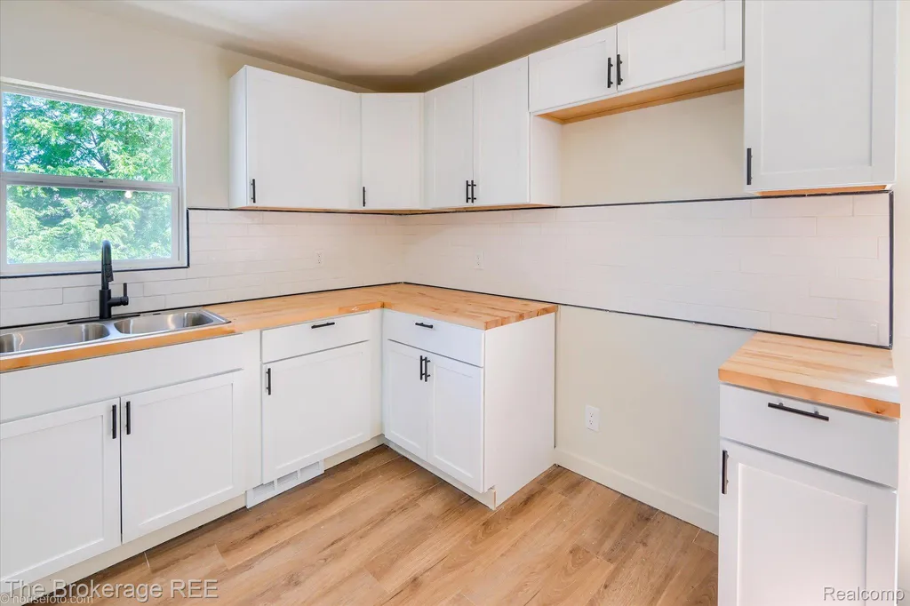 1401 Hillside Drive Flint Charter Township MI 48532