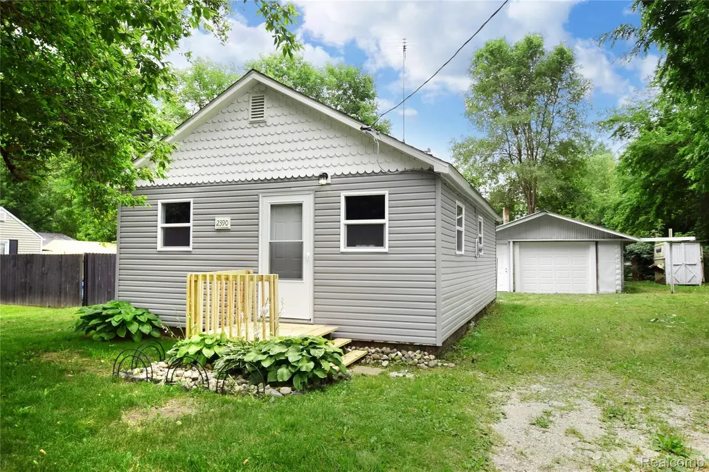 2390 E Boatfield Avenue Burton City MI 48529