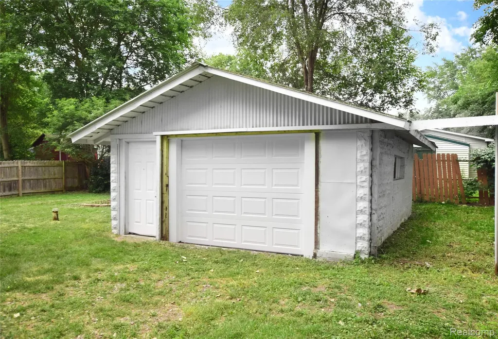 2390 E Boatfield Avenue Burton City MI 48529