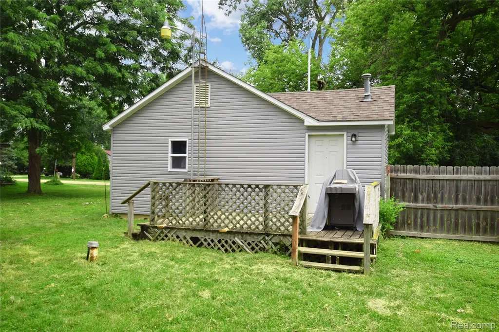 2390 E Boatfield Avenue Burton City MI 48529