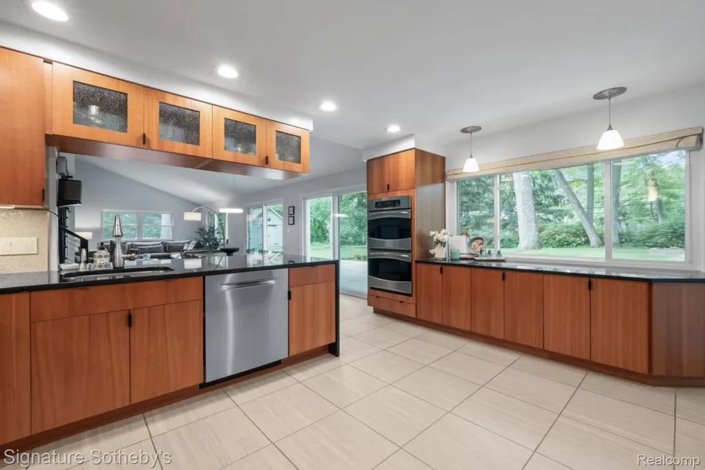 2593 S Christian Hills Drive Rochester Hills City MI 48309