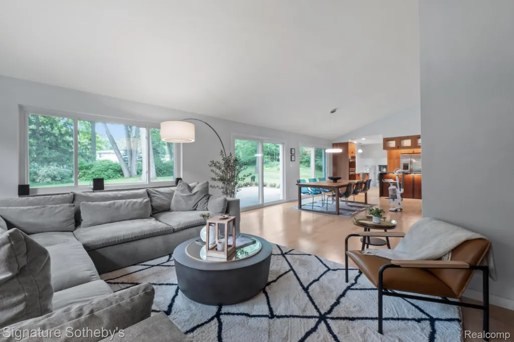 2593 S Christian Hills Drive Rochester Hills City MI 48309