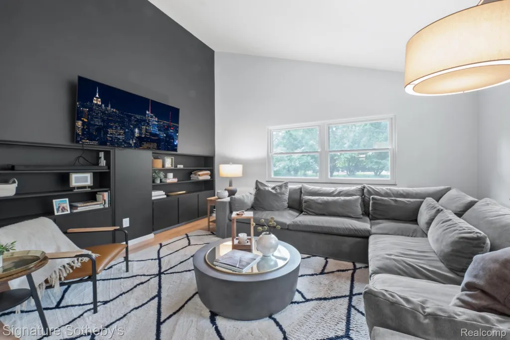 2593 S Christian Hills Drive Rochester Hills City MI 48309