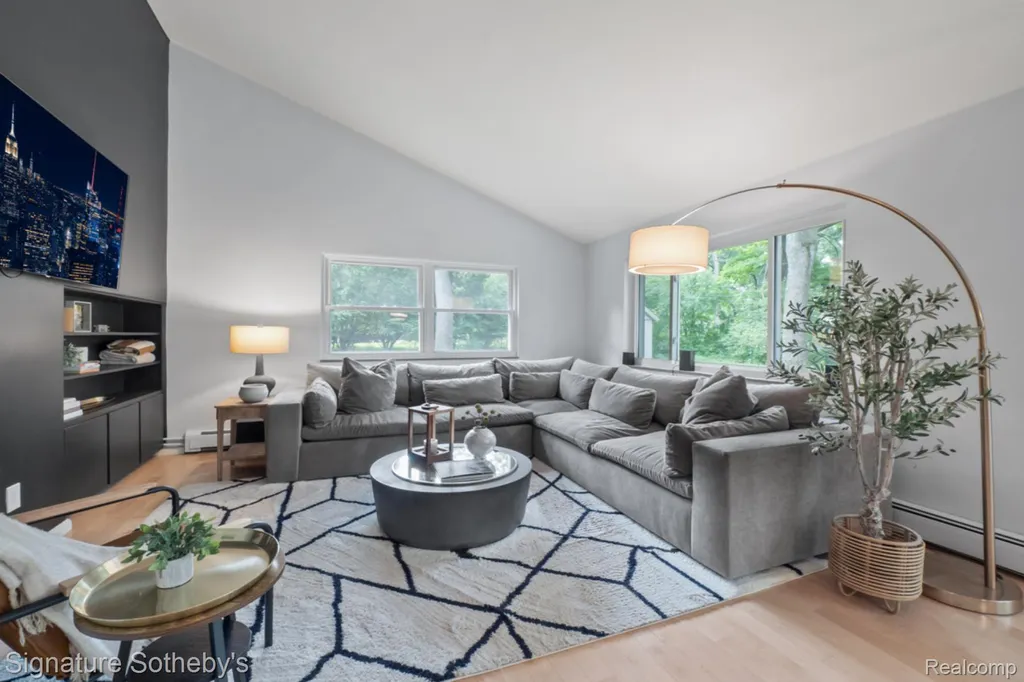 2593 S Christian Hills Drive Rochester Hills City MI 48309