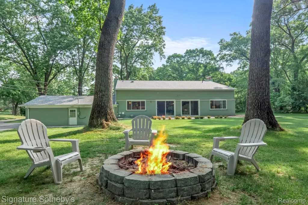 2593 S Christian Hills Drive Rochester Hills City MI 48309