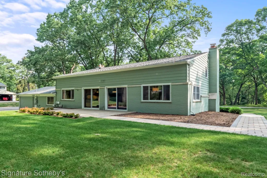 2593 S Christian Hills Drive Rochester Hills City MI 48309
