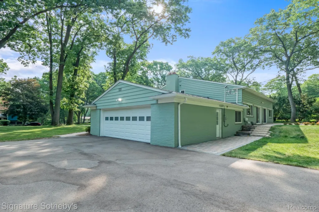 2593 S Christian Hills Drive Rochester Hills City MI 48309