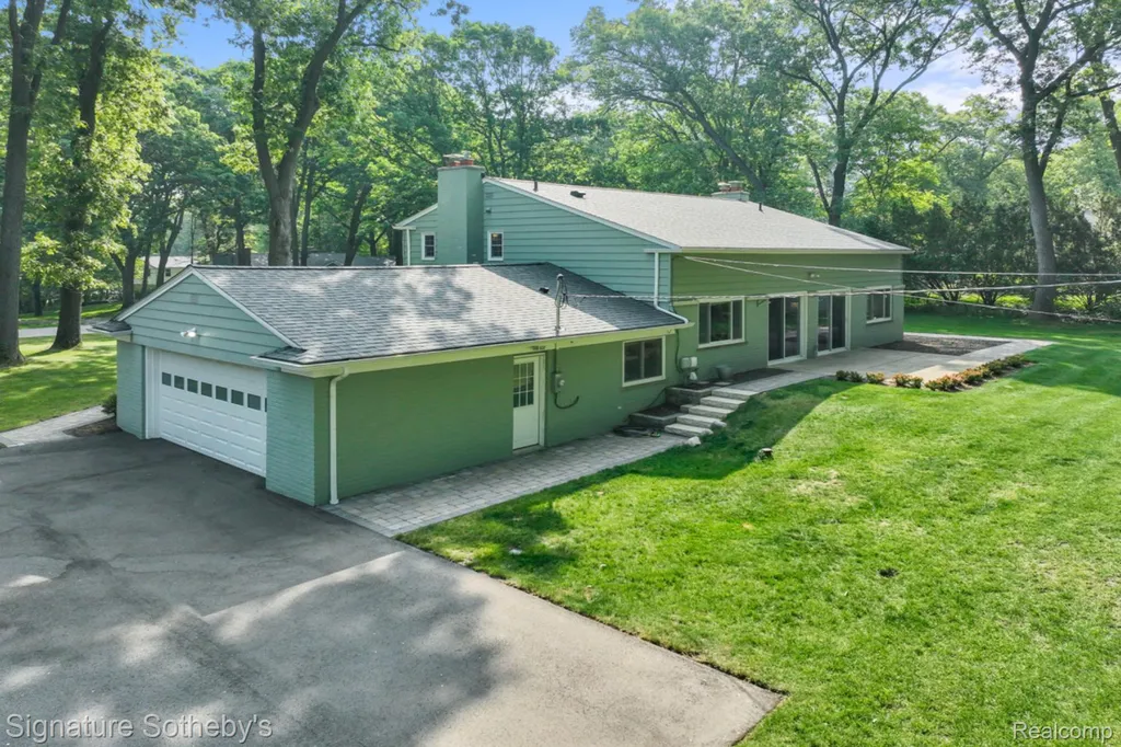 2593 S Christian Hills Drive Rochester Hills City MI 48309