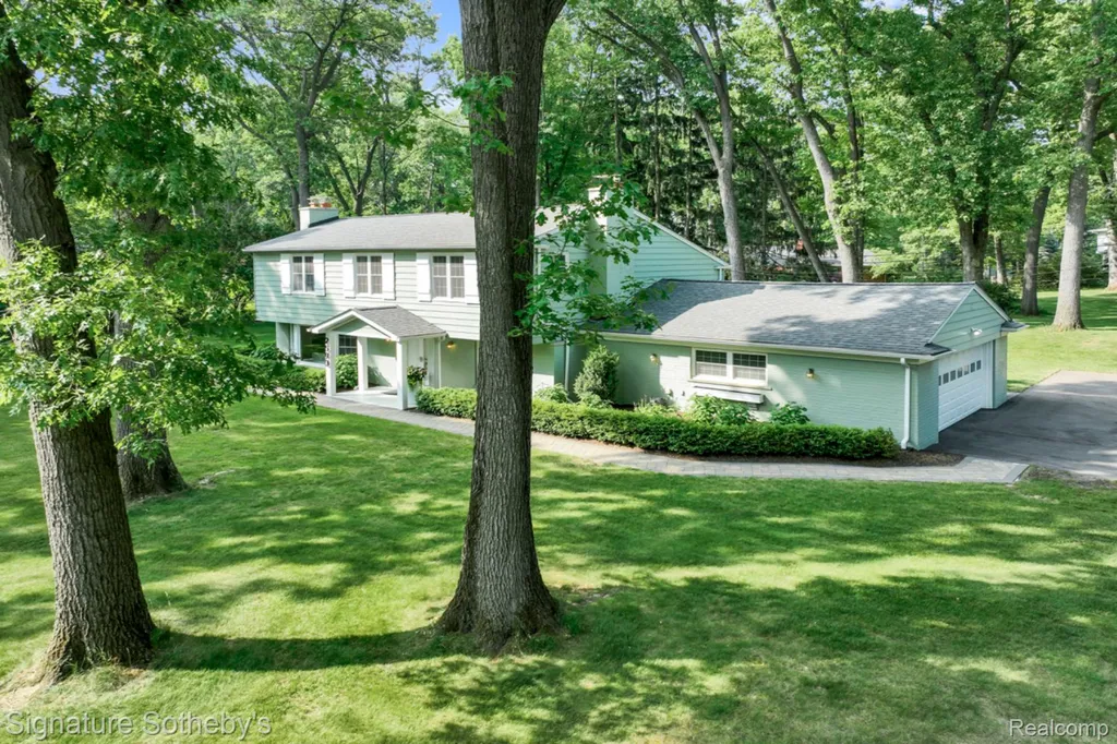 2593 S Christian Hills Drive Rochester Hills City MI 48309