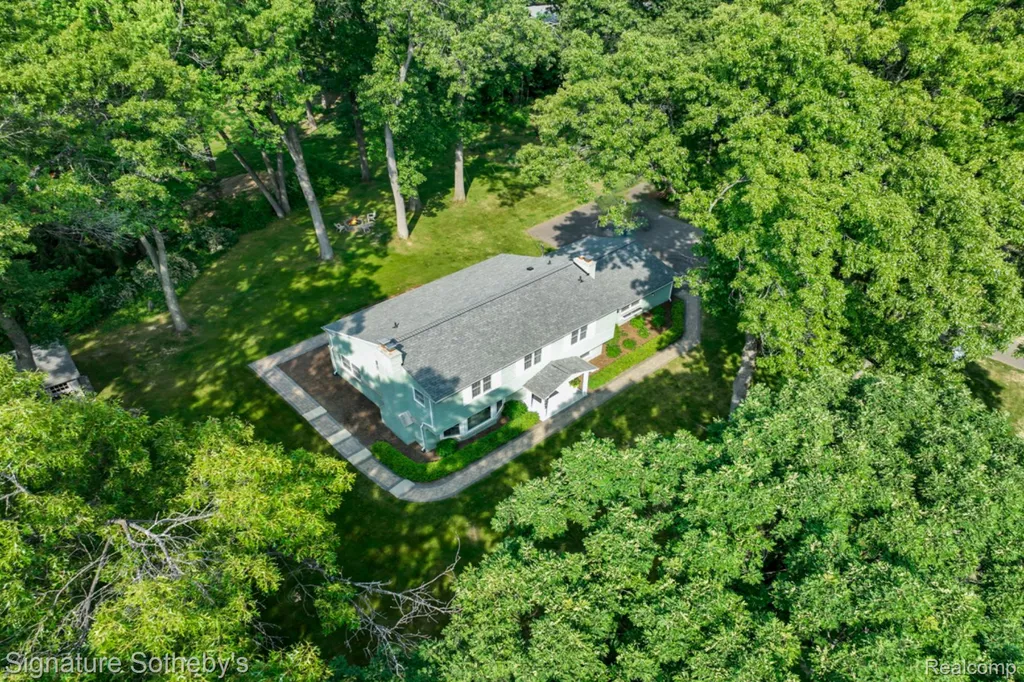2593 S Christian Hills Drive Rochester Hills City MI 48309