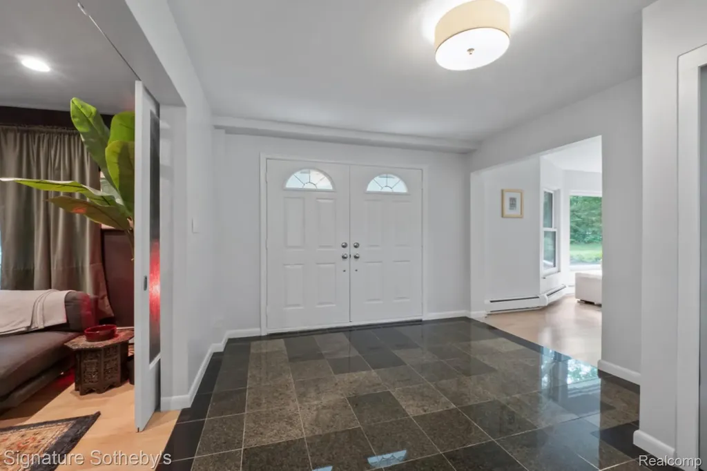 2593 S Christian Hills Drive Rochester Hills City MI 48309