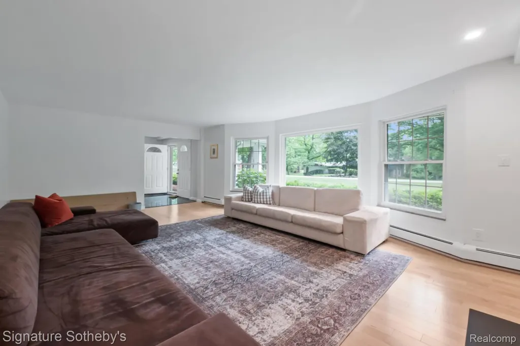 2593 S Christian Hills Drive Rochester Hills City MI 48309