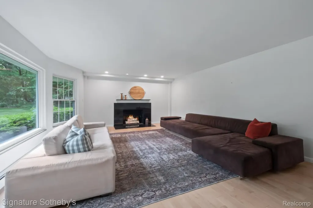2593 S Christian Hills Drive Rochester Hills City MI 48309