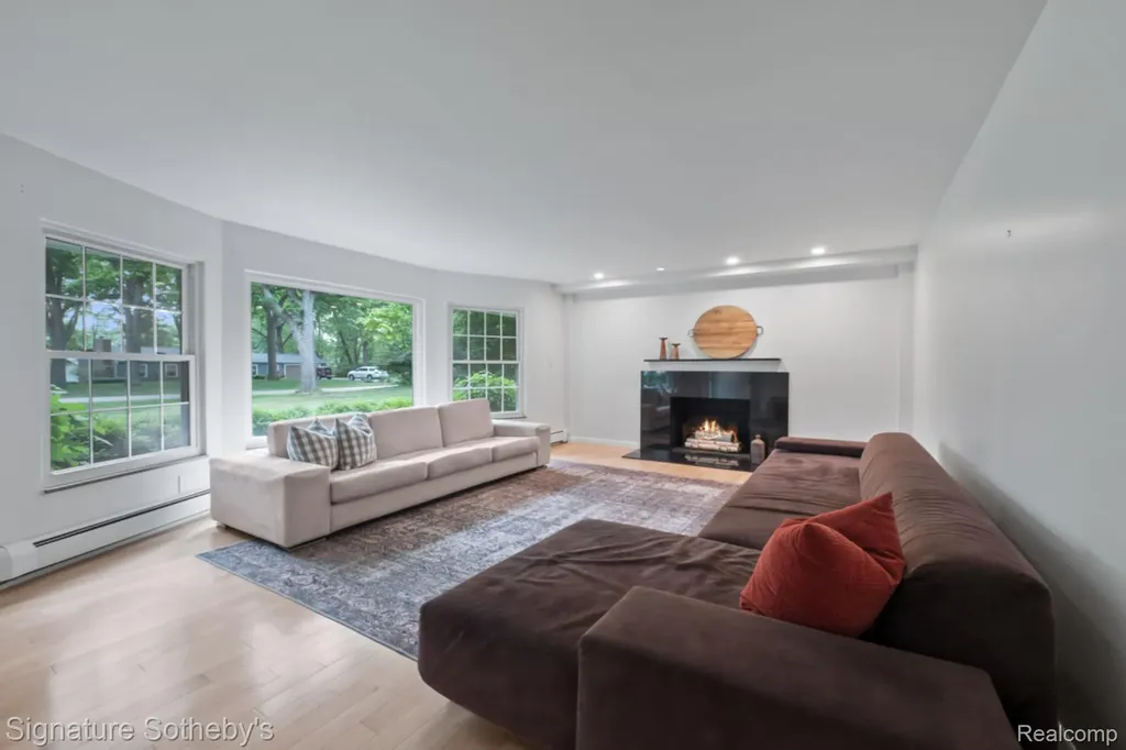 2593 S Christian Hills Drive Rochester Hills City MI 48309