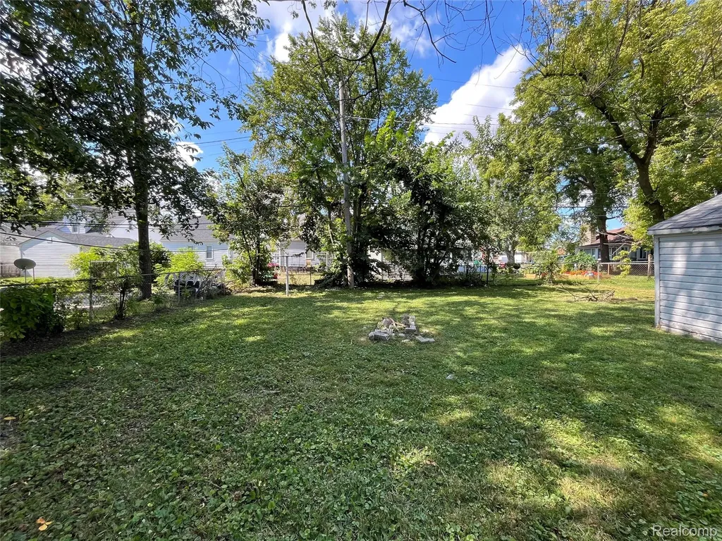 22495 Tuscany Avenue Eastpointe City MI 48021