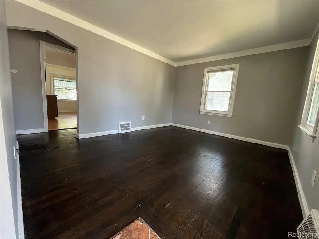 22495 Tuscany Avenue Eastpointe City MI 48021
