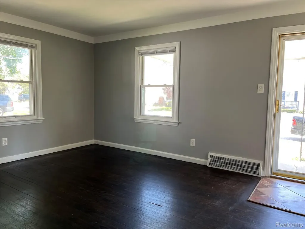 22495 Tuscany Avenue Eastpointe City MI 48021