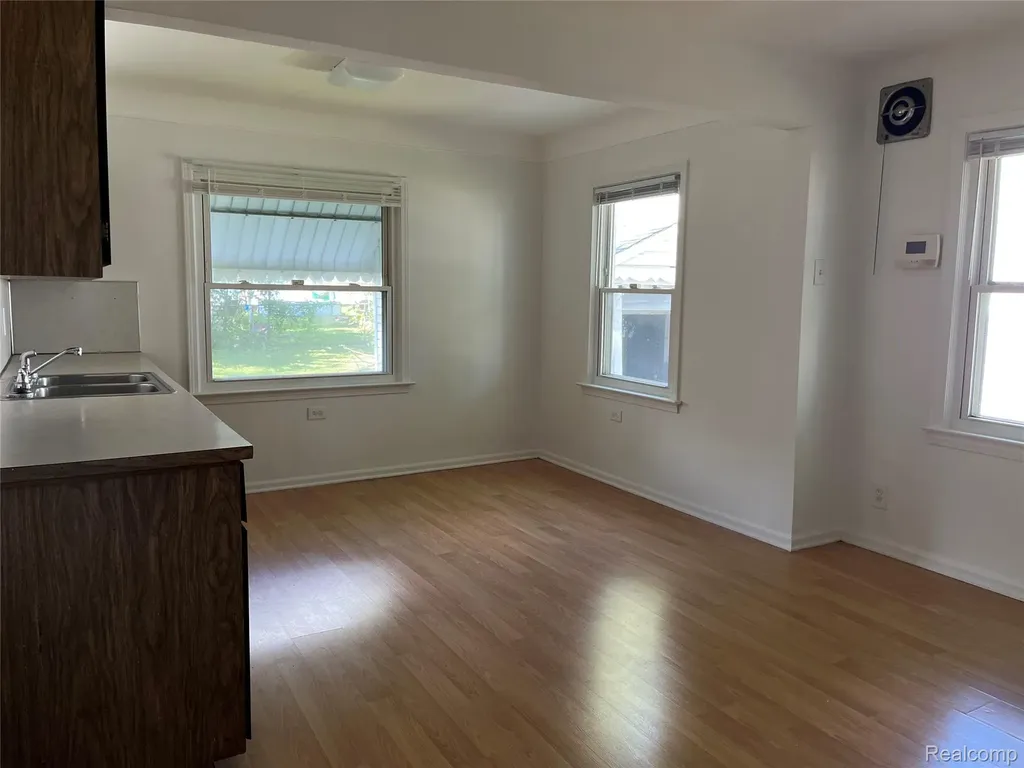 22495 Tuscany Avenue Eastpointe City MI 48021