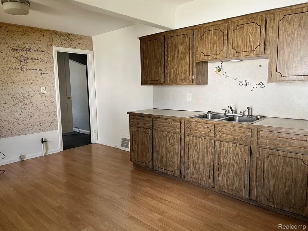 22495 Tuscany Avenue Eastpointe City MI 48021