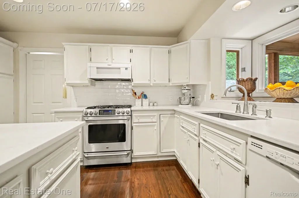 2819 Bywater Drive Troy City MI 48085