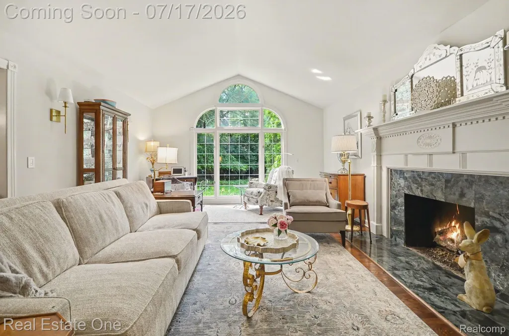 2819 Bywater Drive Troy City MI 48085