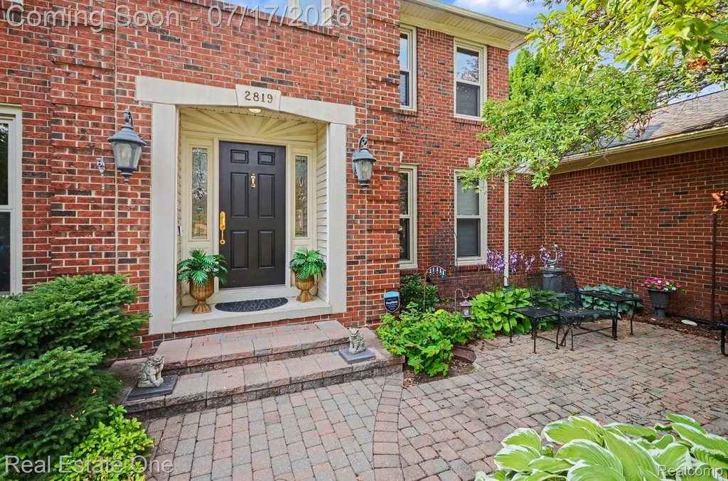 2819 Bywater Drive Troy City MI 48085