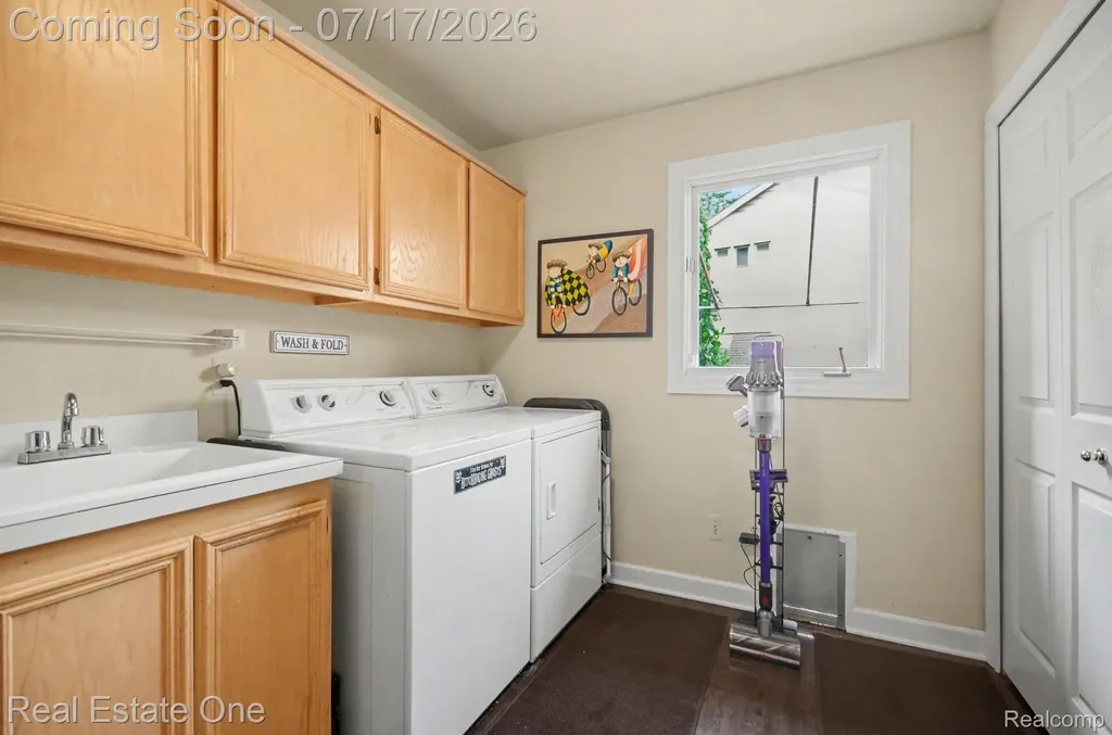 2819 Bywater Drive Troy City MI 48085