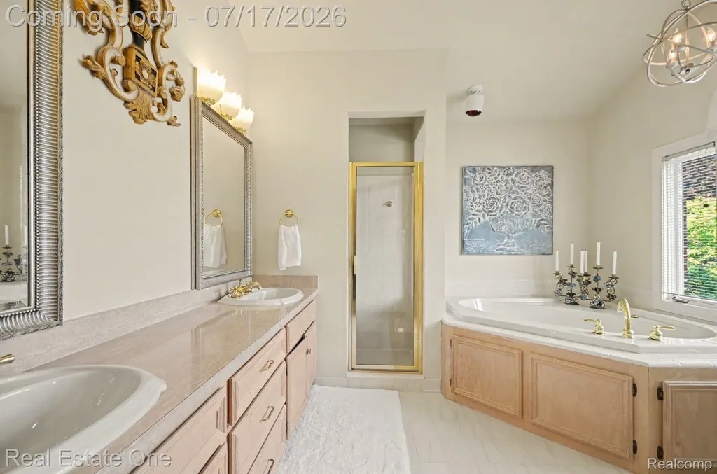 2819 Bywater Drive Troy City MI 48085