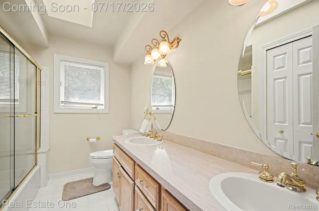 2819 Bywater Drive Troy City MI 48085