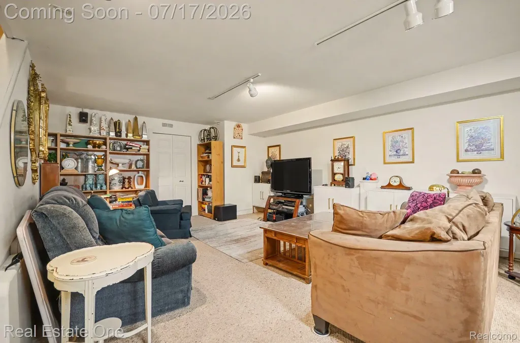 2819 Bywater Drive Troy City MI 48085