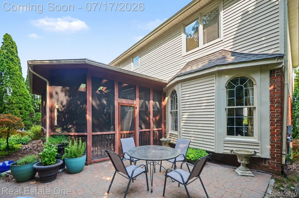 2819 Bywater Drive Troy City MI 48085