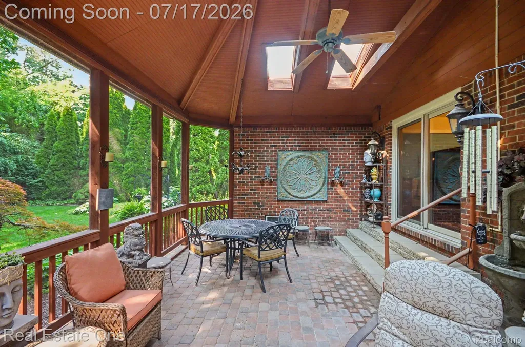 2819 Bywater Drive Troy City MI 48085
