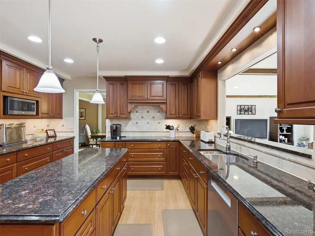 28854 Eton Glen Farmington Hills City MI 48331