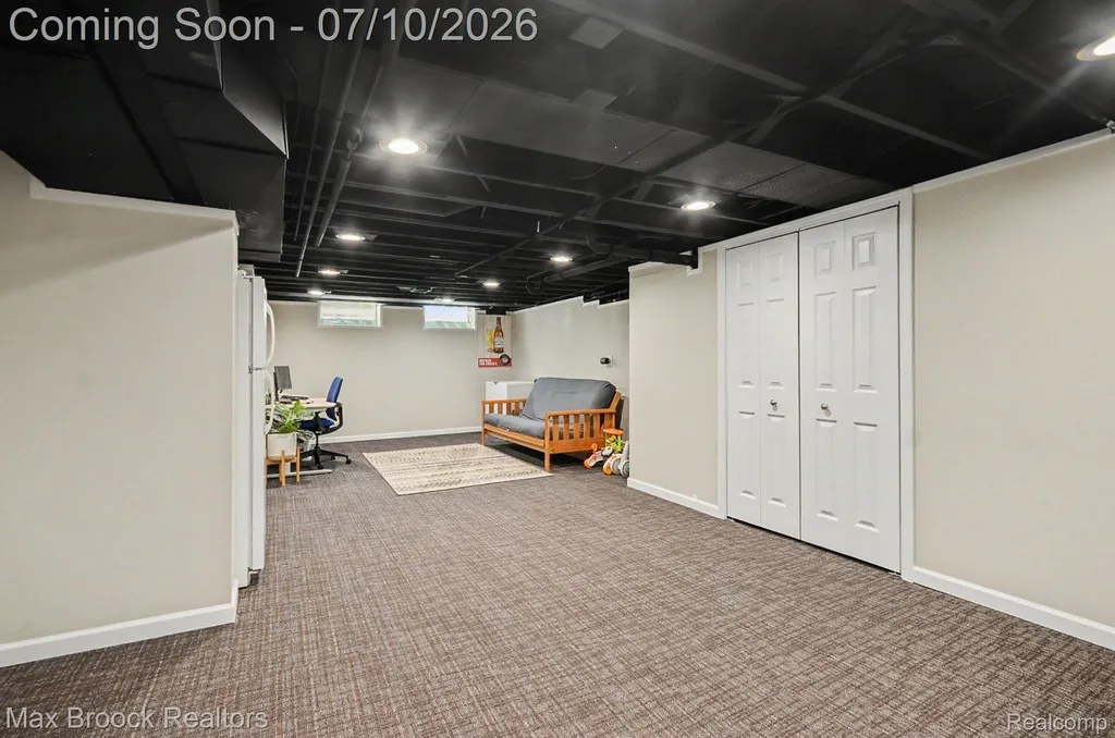 27720 Jefferson Avenue St. Clair Shores City MI 48081