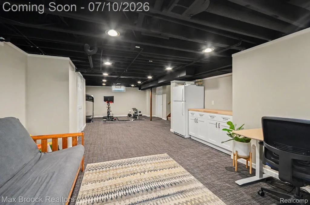 27720 Jefferson Avenue St. Clair Shores City MI 48081