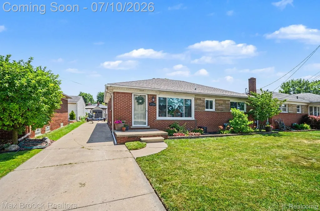 27720 Jefferson Avenue St. Clair Shores City MI 48081