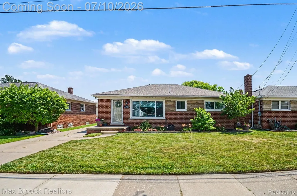 27720 Jefferson Avenue St. Clair Shores City MI 48081