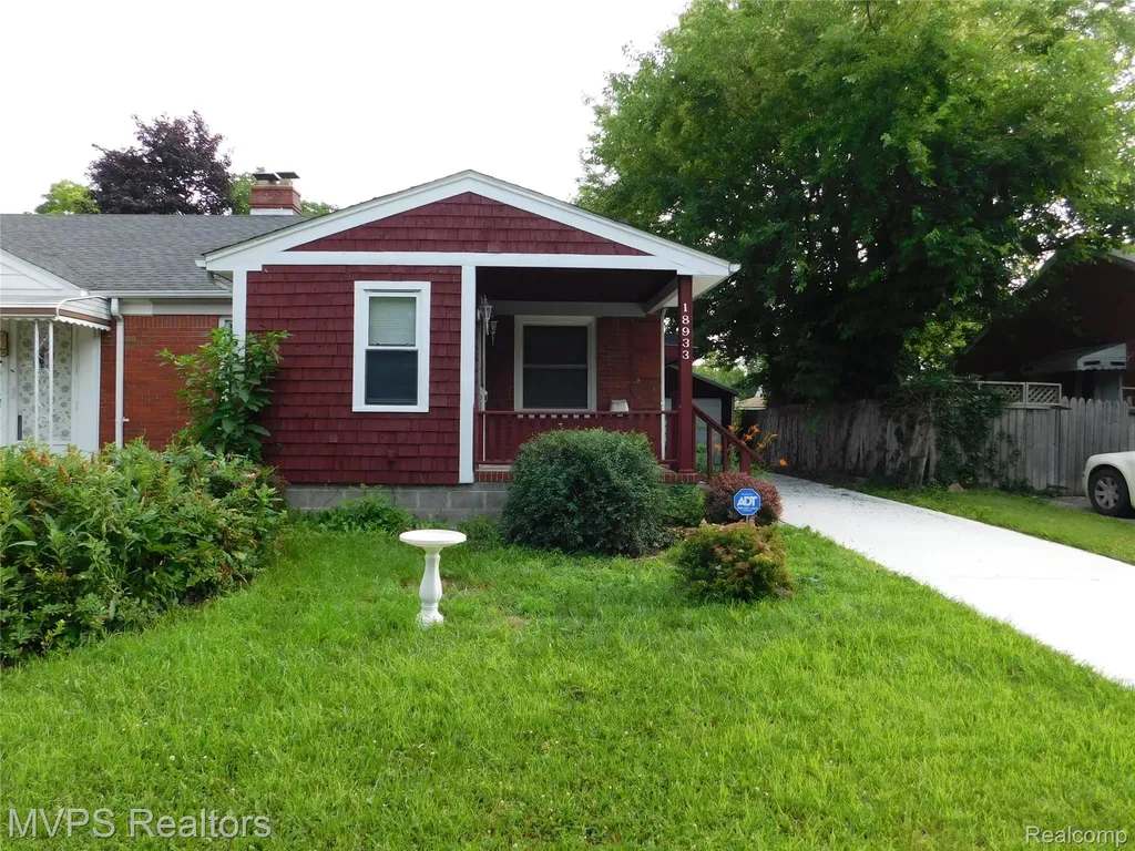 18925 Roscommon Street Harper Woods City MI 48225