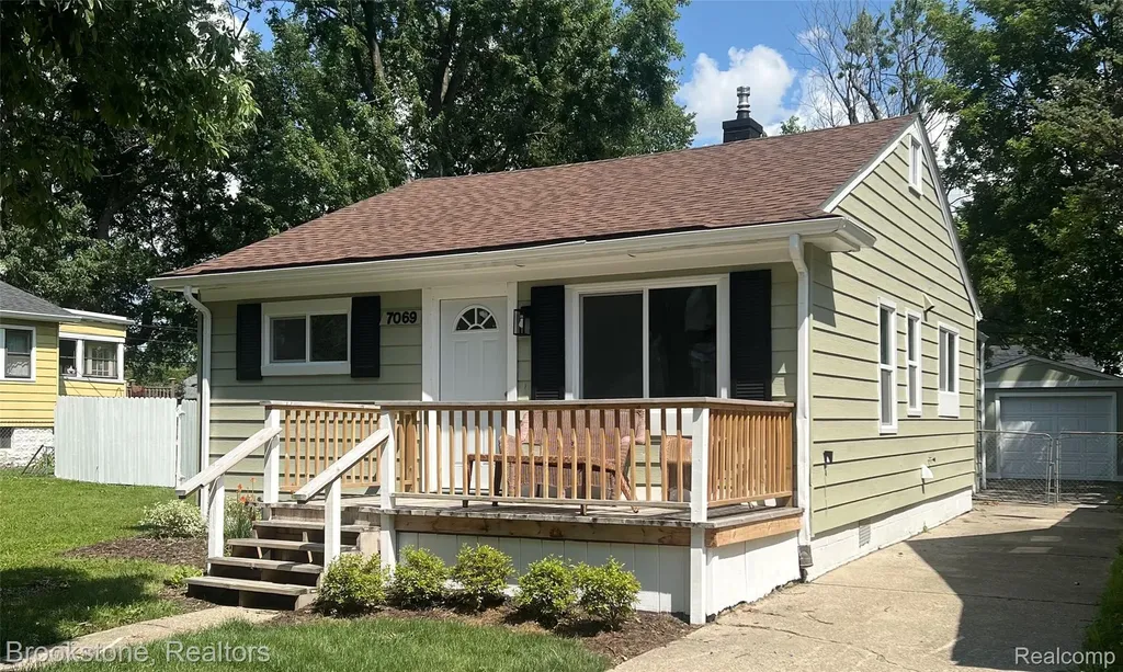 7069 Orchard Avenue Warren City MI 48091