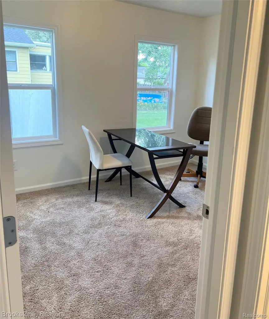 7069 Orchard Avenue Warren City MI 48091