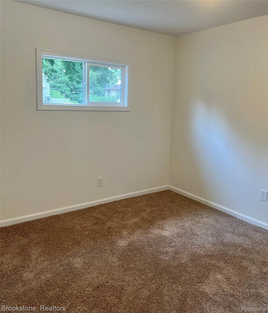 7069 Orchard Avenue Warren City MI 48091