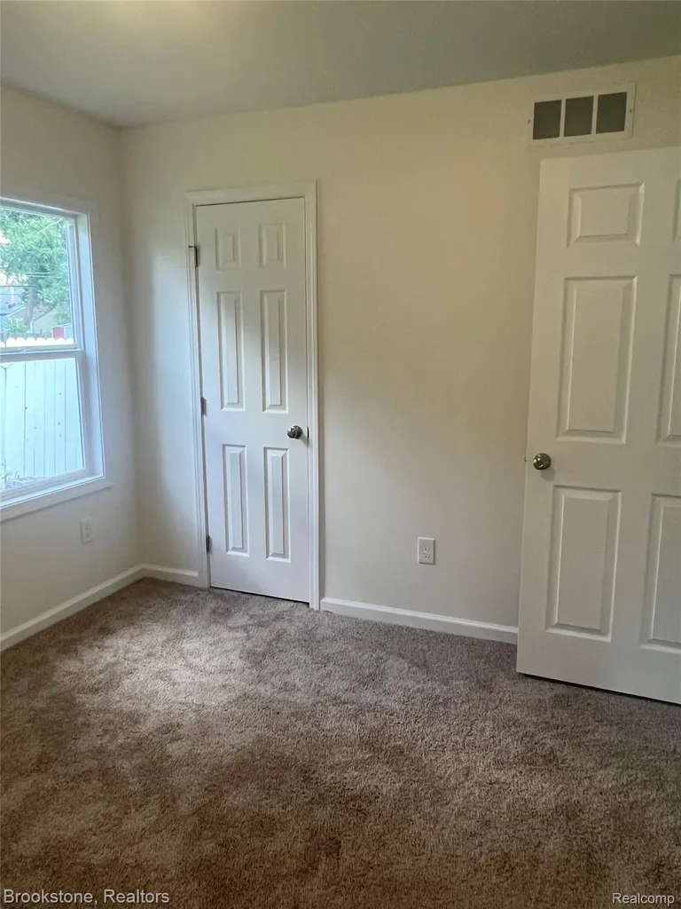 7069 Orchard Avenue Warren City MI 48091
