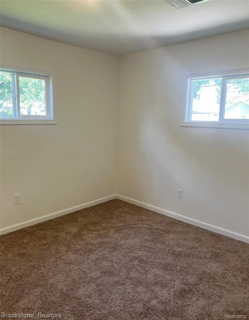 7069 Orchard Avenue Warren City MI 48091