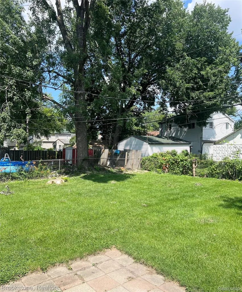 7069 Orchard Avenue Warren City MI 48091