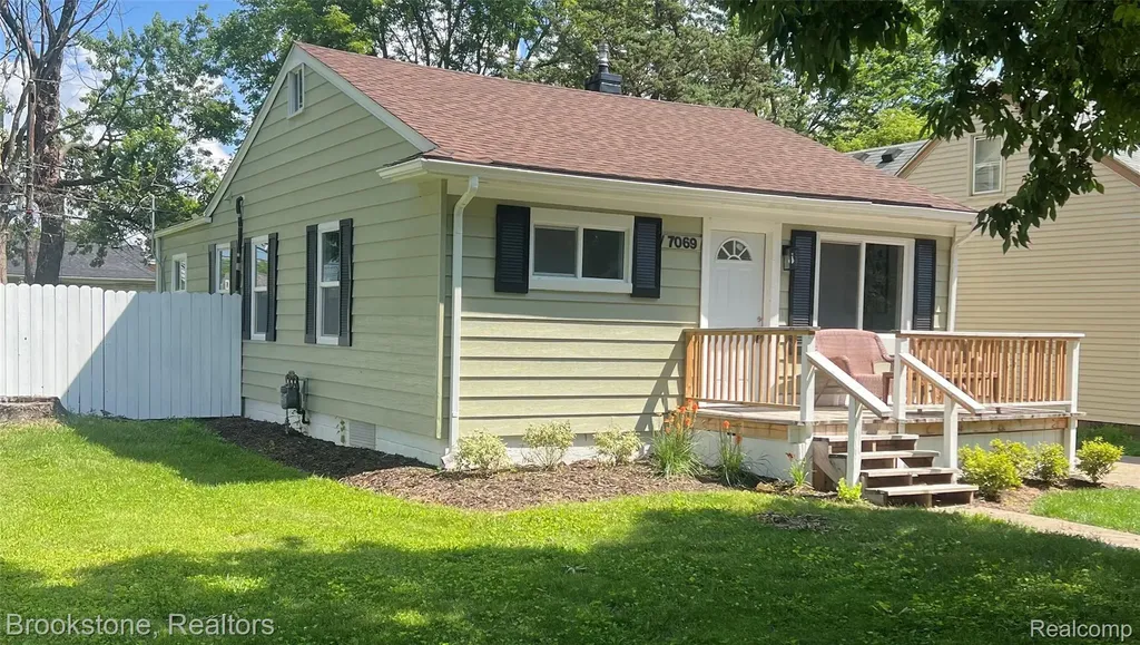 7069 Orchard Avenue Warren City MI 48091